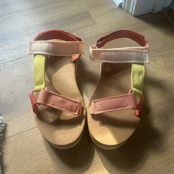 Universal Thread Sandals - Picture 2 of 5